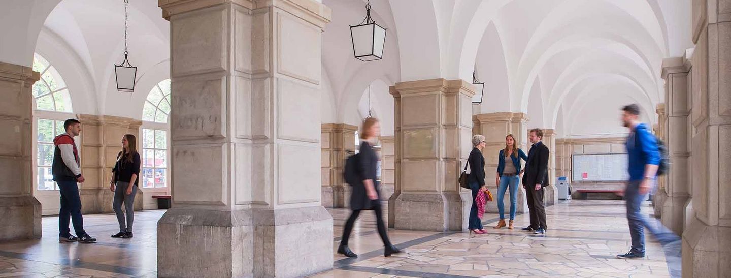 Studierende im Foyer der HWR Berlin