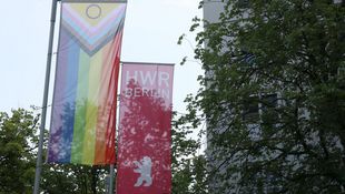 Pride Flag und rote Fahne der HWR Berlin Pride Flag und rote Fahne der HWR Berlin
