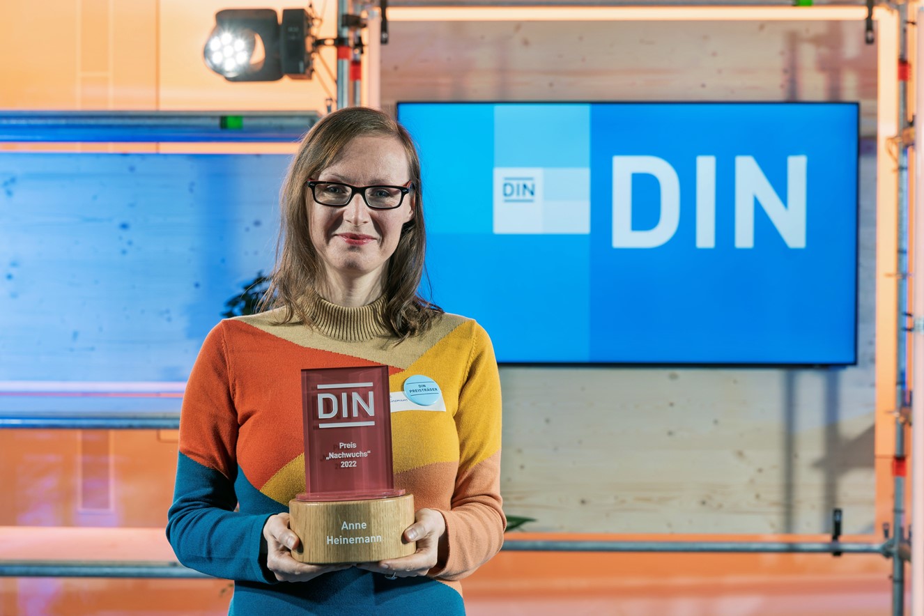 DIN Nachwuchspreis 2022 | Absovlentin im Master Nachhaltigkeits- und Qualitätsmanagement Absovlentin im Master Nachhaltigkeits- und Qualitätsmanagement